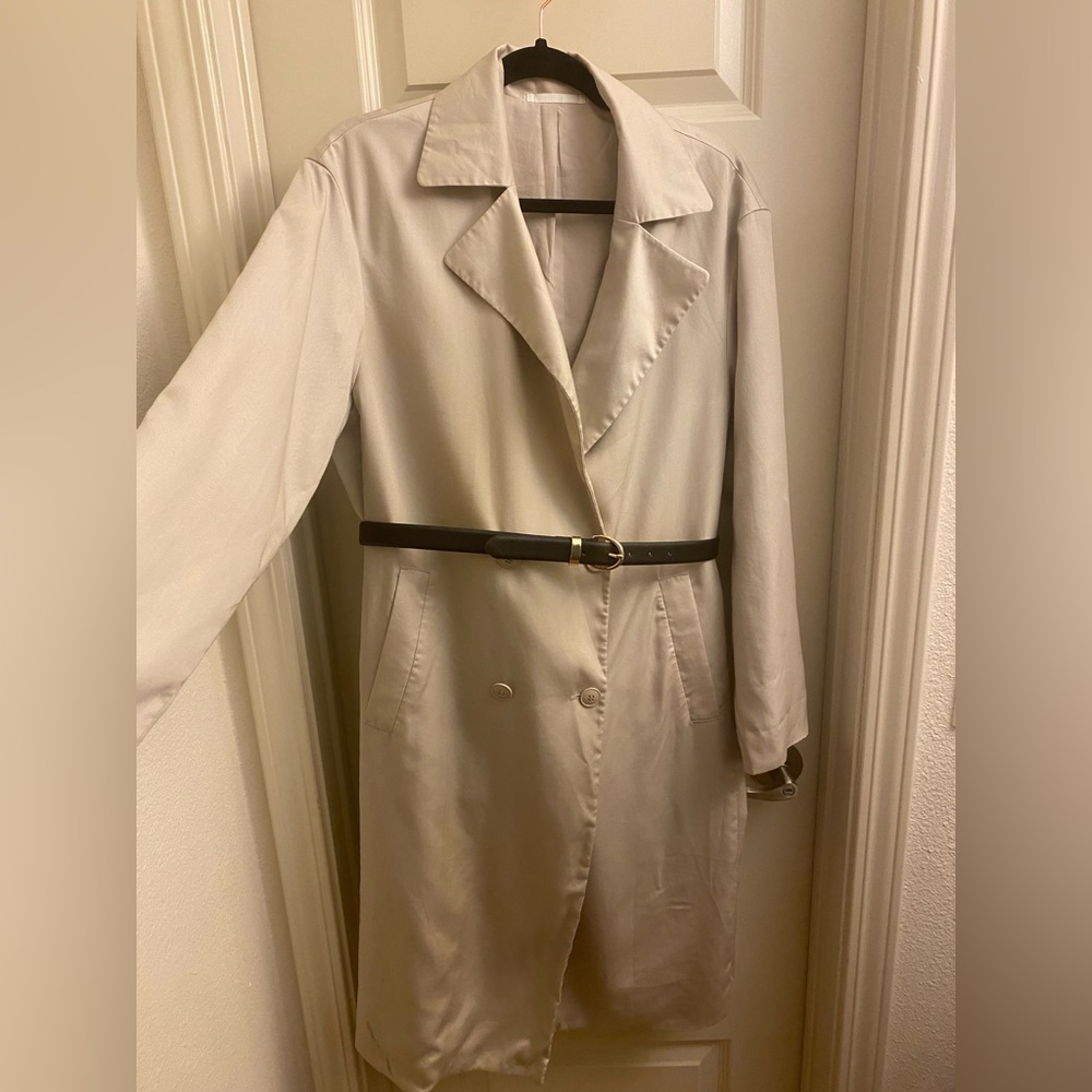 NWOT Uniqlo Oversized Trench Coat with a leather belt size M
